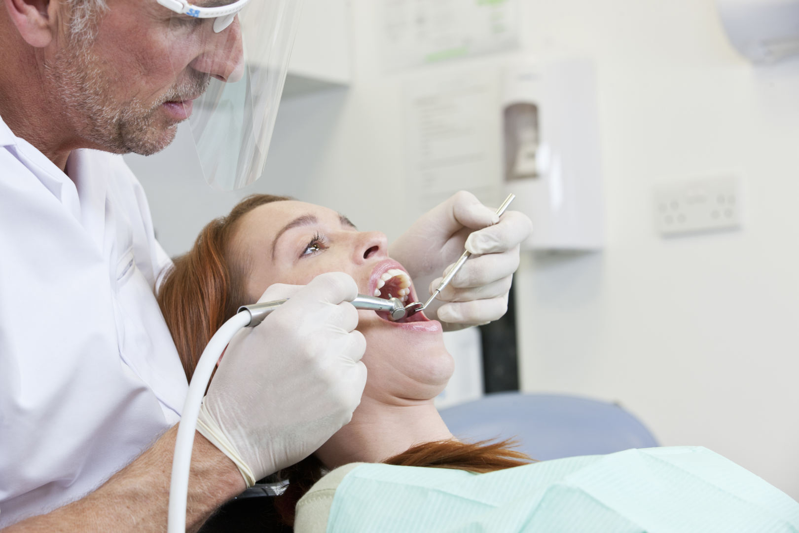 Ką pasirinkti, kai iškyla dilema: gydyti kanalus ar šalinti dantį?