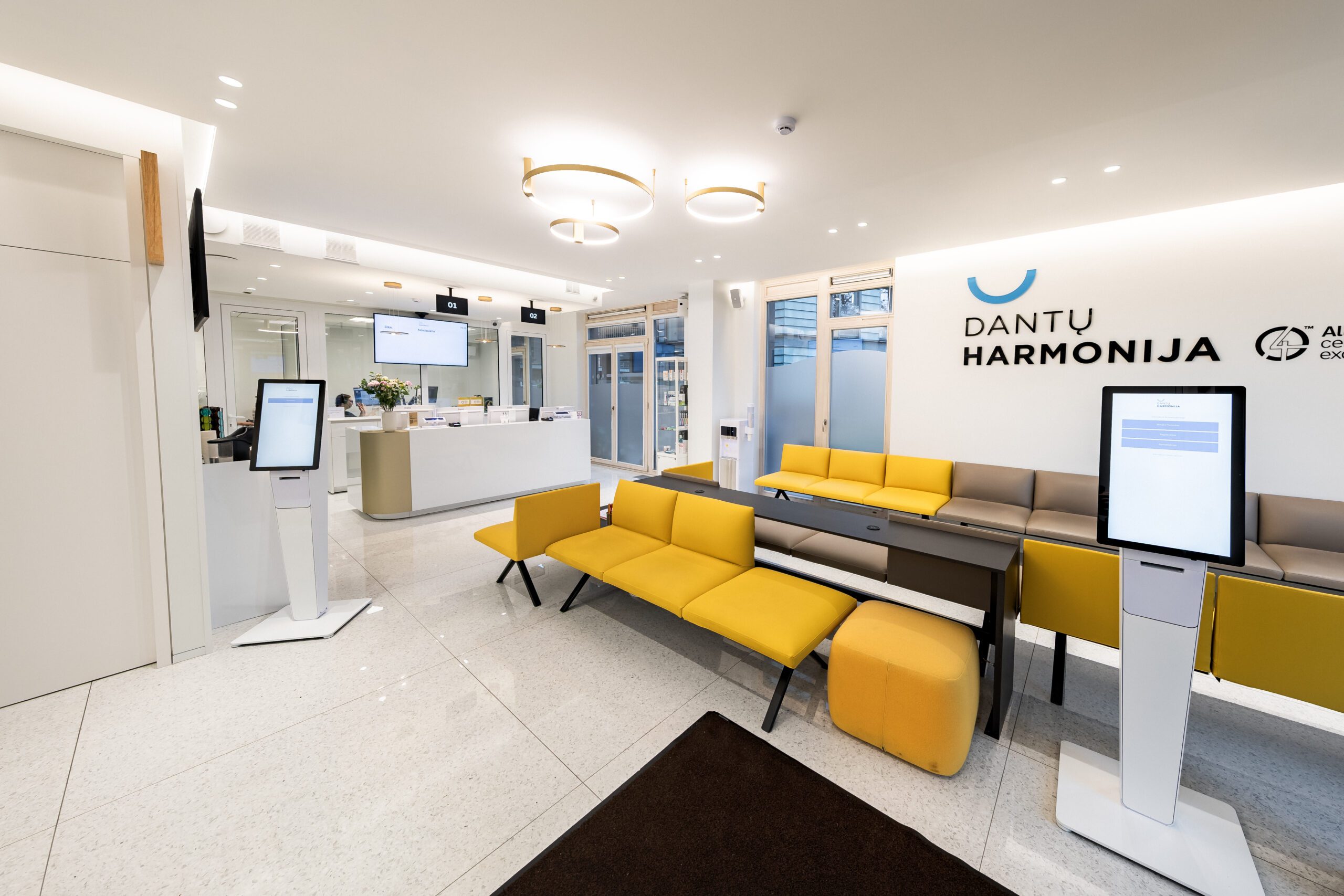 Keraminių ir titaninių dantų implantų palyginimas