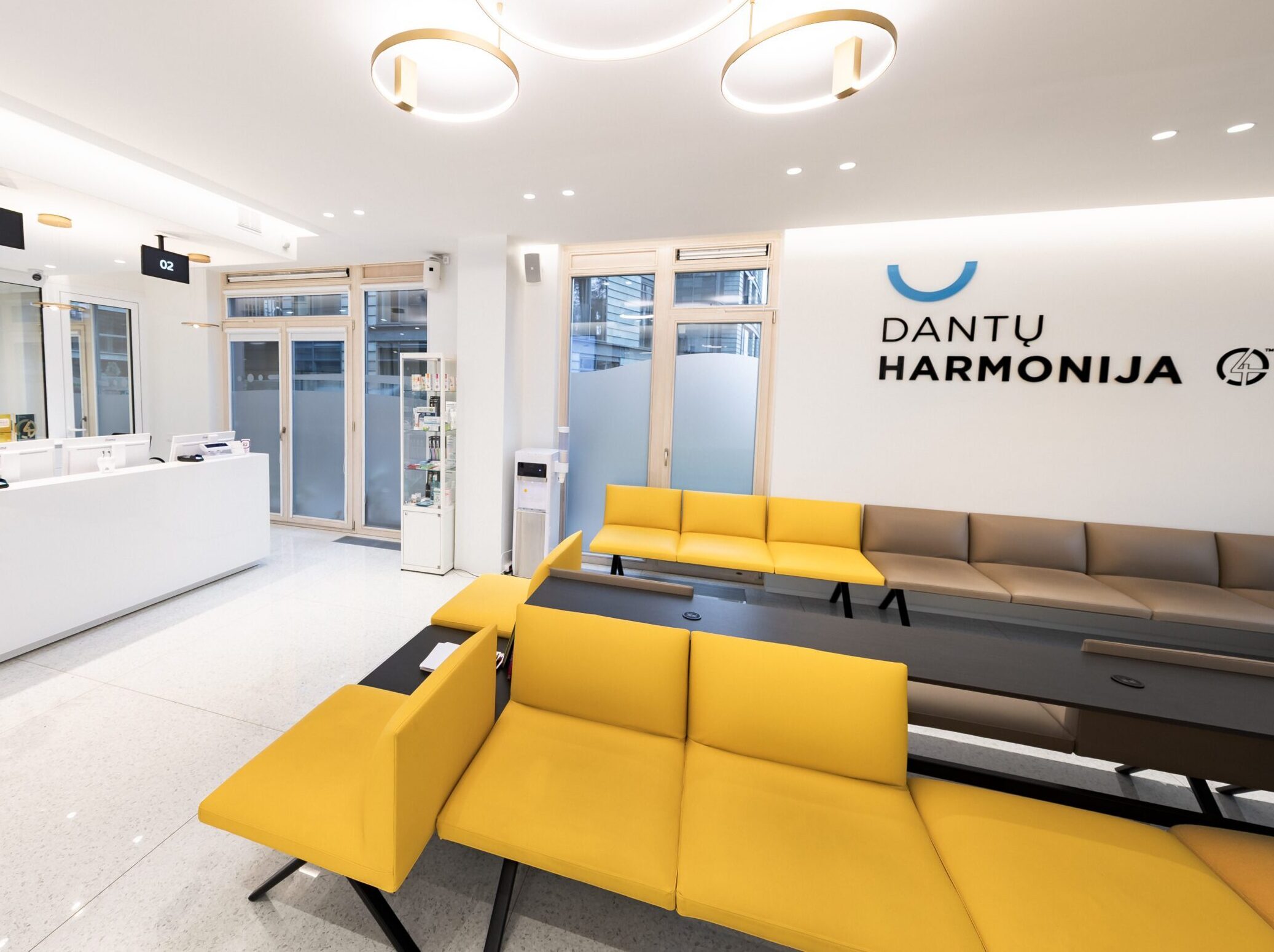 Keraminių ir titaninių dantų implantų palyginimas